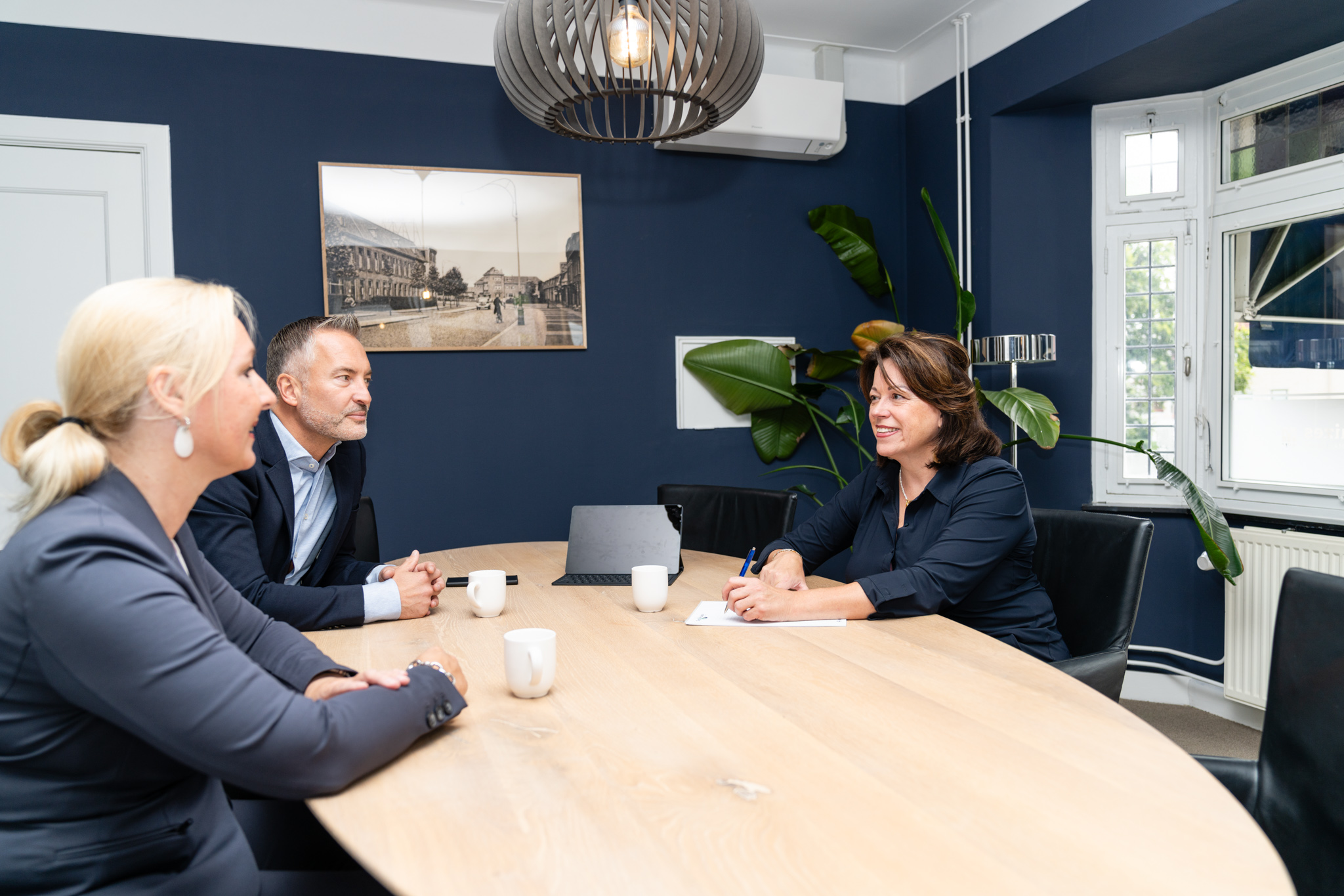 Bedrijfsfotografie van medewerkers aan het werk bij een makelaarskantoor in Hengelo