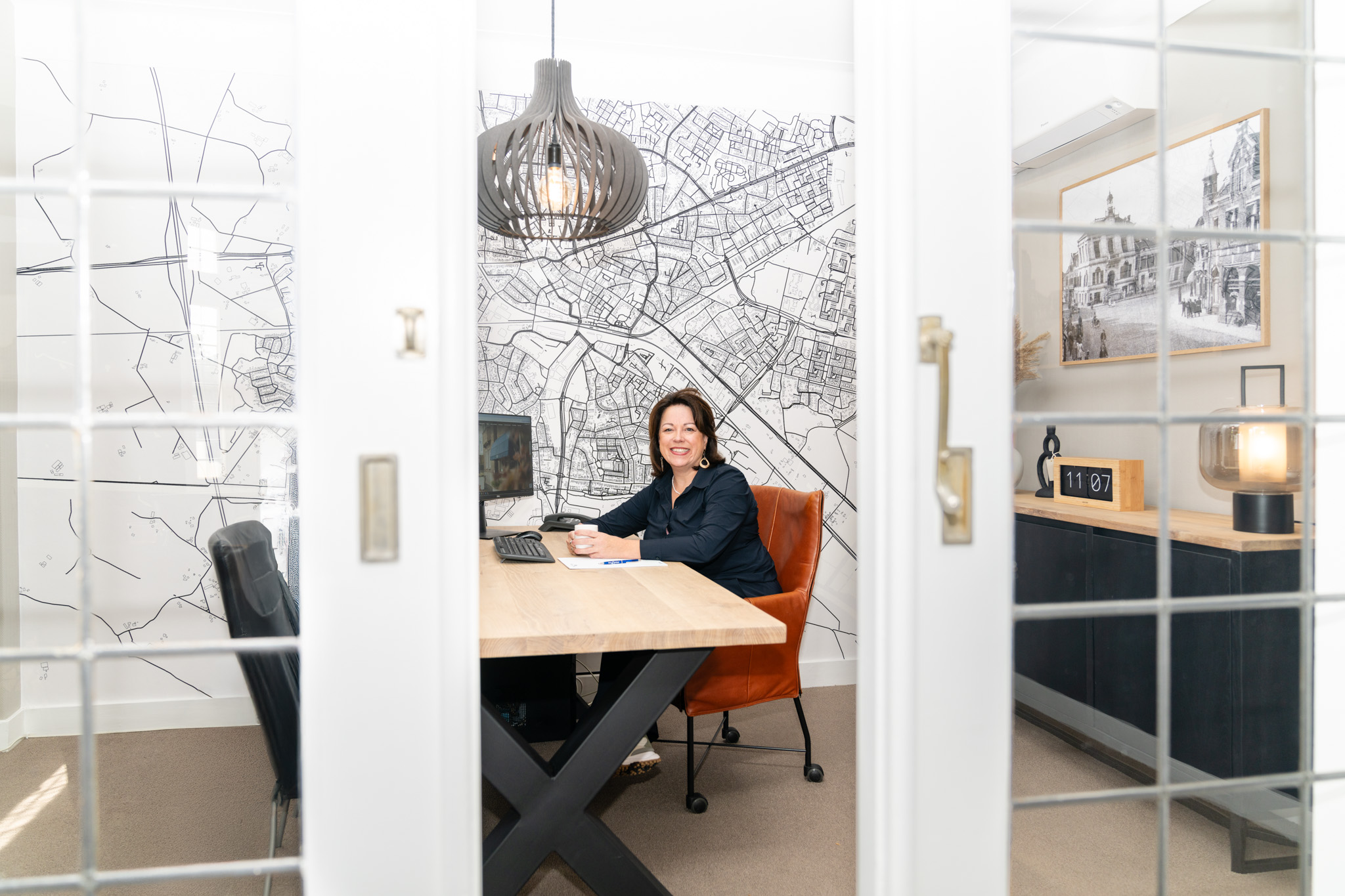 Bedrijfsfotografie van medewerker aan het werk bij een makelaarskantoor in Hengelo