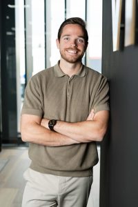 Zakelijk portret van een mannelijke consultant van VICTA op kantoor in Hengelo