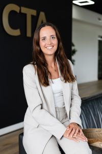 Zakelijk portret van een vrouwelijke consultant van VICTA op kantoor in Hengelo