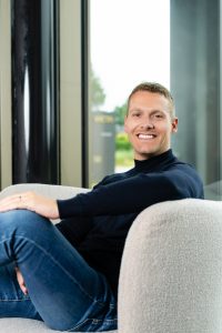 Zakelijk portret van een mannelijke consultant van VICTA op kantoor in Hengelo