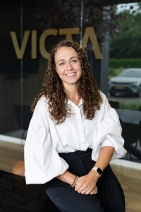 Zakelijk portret van een vrouwelijke consultant van VICTA op kantoor in Hengelo